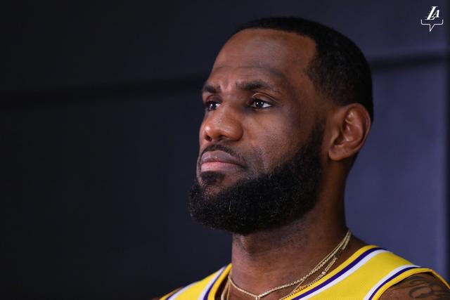 东契奇45+11+13库里空砍26+10 独行侠力克勇士